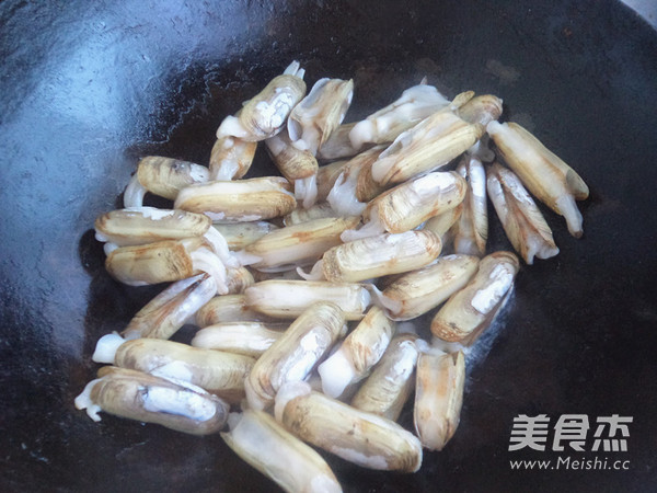 Shandong Spicy Fried Razor Clams recipe
