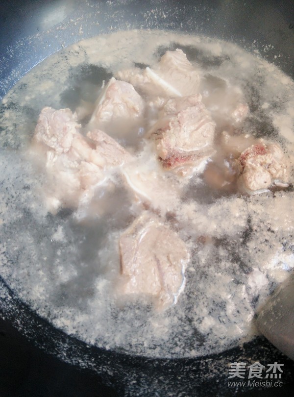 Chixiaodou Houttuynia Cordata Bone Soup recipe