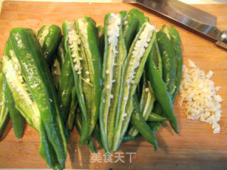 Simple Home-cooked Dishes Served in Season-oil-drenched Chili recipe