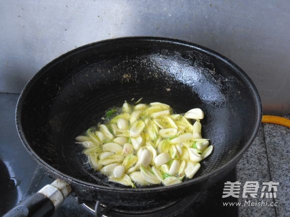 Stir-fried Small Dried Fish with Garlic recipe