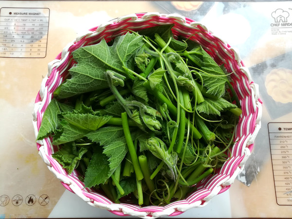 Vegetarian Fried Pumpkin Seedlings recipe