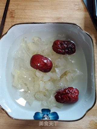 Snow Lotus Seed, White Fungus and Red Date Soup recipe