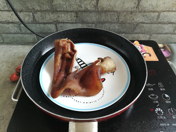 Stir-fried Pork Ears with Green Peppers recipe