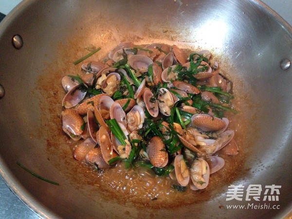 Stir-fried Clams with Leek recipe