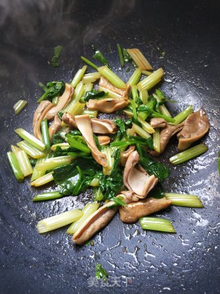 Stir-fried Pork Belly with Parsley recipe