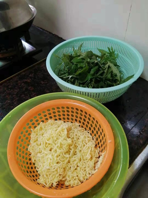 Fried Noodles with Sweet Potato Leaves recipe