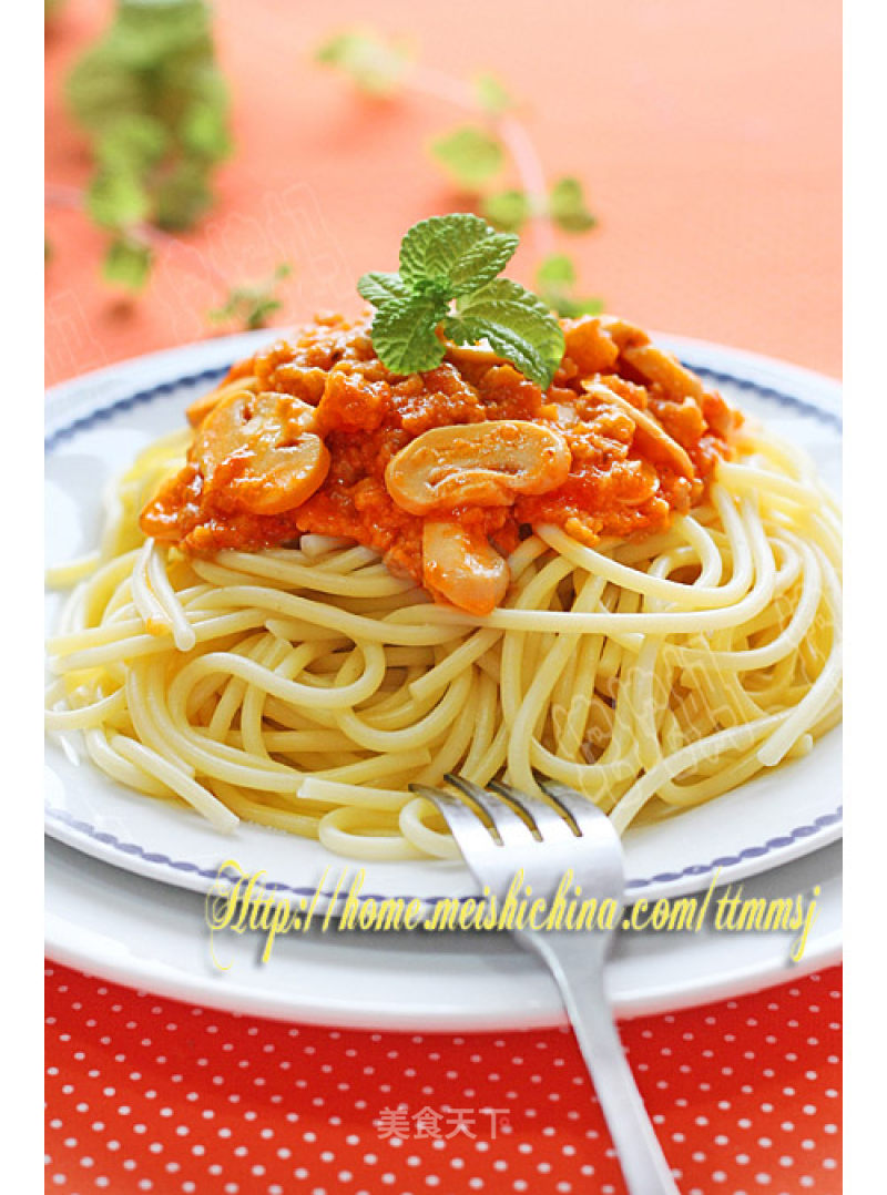 Delicious Western Food Simple Pasta with Mushroom Meat Sauce