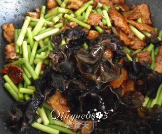 Stir-fried Pork with Garlic Moss Fungus recipe