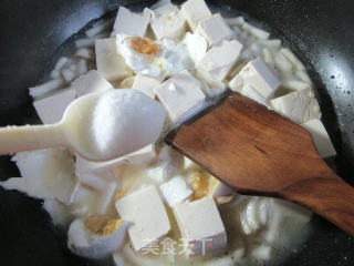 Boiled Tofu with Salted Duck Eggs, Seafood and Mushrooms recipe