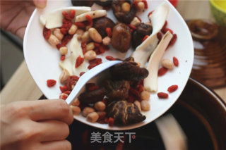 Guangdong Old Fire Soup-maca Mushroom and Wolfberry Soup recipe