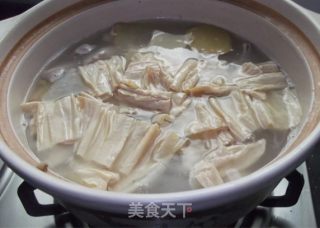 Pork Belly with Ginkgo Branch and Bamboo Pepper in Clay Pot recipe