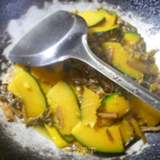 Stir-fried Japanese Pumpkin with Pickles recipe