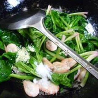 Stir-fried Jiangbai Shrimp with Spinach recipe