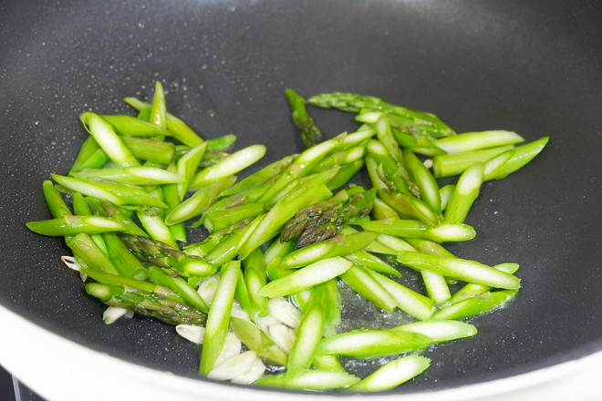 Stir-fried Tremella with Asparagus recipe