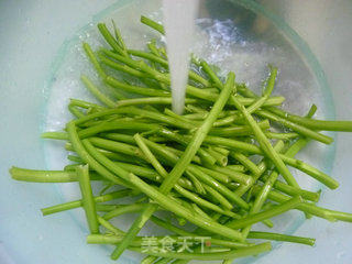 Watermelon Rind Mixed with Spinach Stem recipe