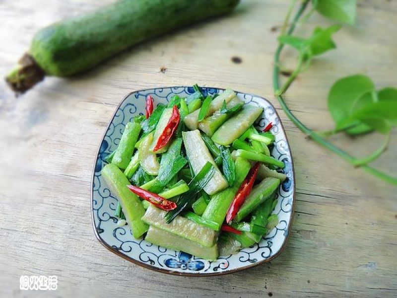 Stir-fried Loofah with Leek recipe