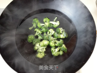 Chopped Pepper Fungus Mixed with Broccoli recipe