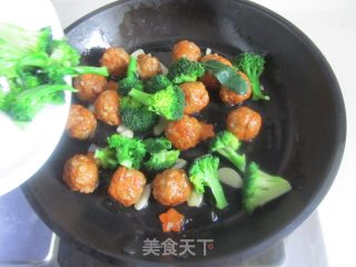 Stir-fried Carrot Balls with Broccoli recipe