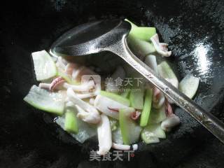 Fried Squid with Long Melon recipe