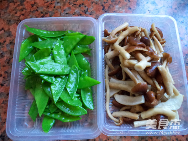 Stir-fried Blue Bean with Tea Tree Mushroom recipe