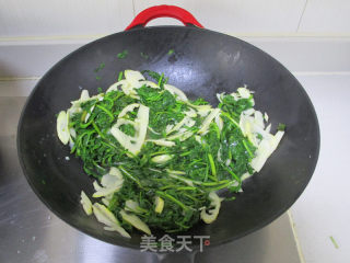 #春食野菜香# Fried Bamboo Shoots with Wolfberry Leaves recipe