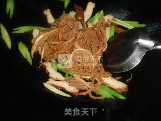 Stir-fried Beef Tripe with Celery Sauce recipe