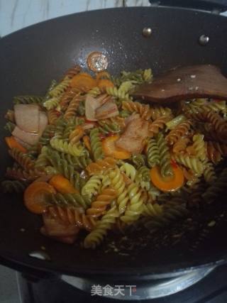 Stir-fried Pasta with Spicy Carrots and Ham recipe