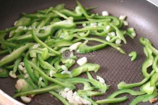 Green Pepper Shredded Pork Topped Noodles recipe