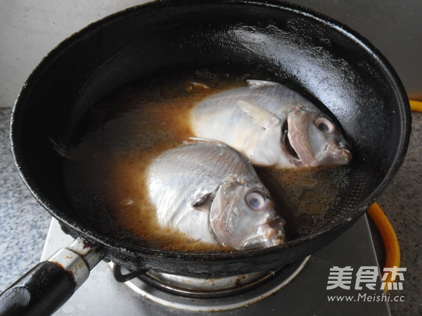 Grilled Pomfret with Garlic recipe