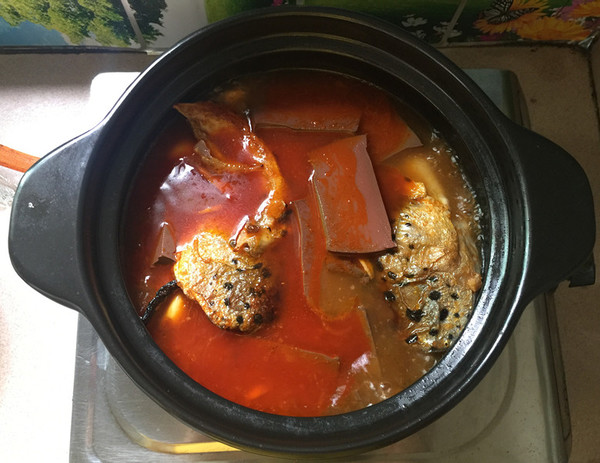 Red and Sour Soup Salmon Head Duck Blood Pot recipe