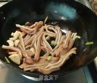 Stir-fried Pork Ears with Laba Garlic recipe