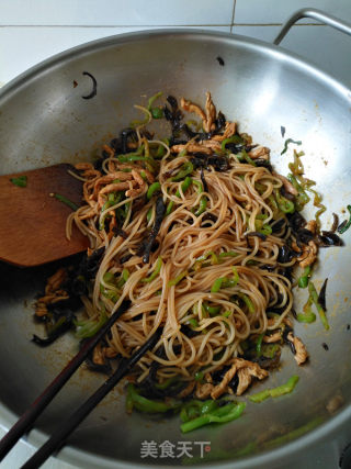 Stir-fried Rice Noodles with Green Pepper and Pork recipe