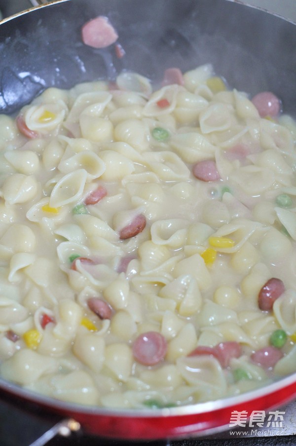 Sausage Milk Stewed Shell Noodles recipe