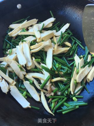 Stir-fried Bean Curd with Chives and Pork recipe