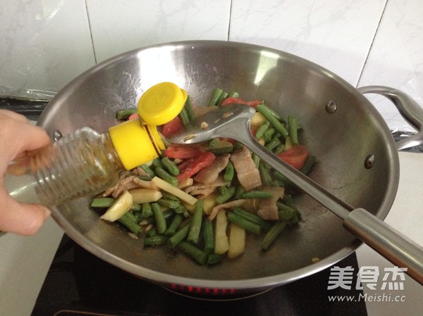 Braised Noodles with Beans and Potatoes recipe