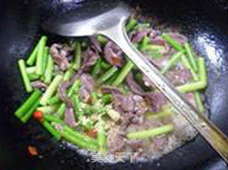 Stir-fried Pork Heart with Garlic Stalks recipe