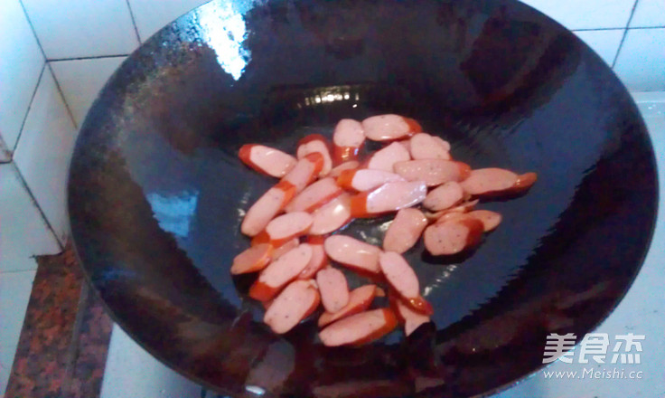 Stir-fried Crispy Sausage with Snow Pea recipe