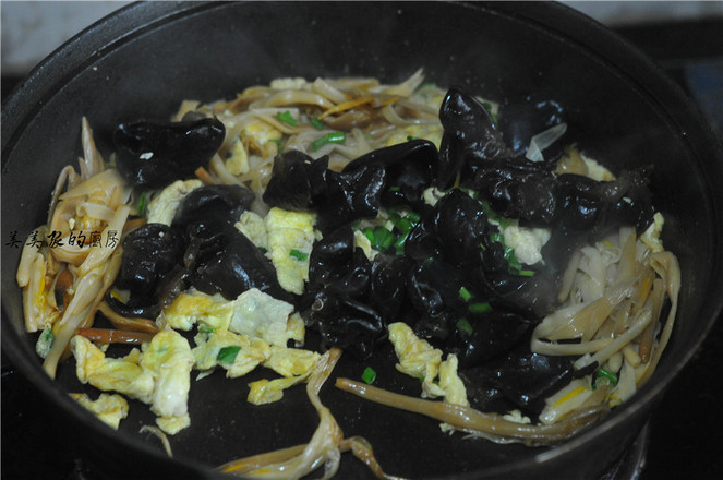 Scrambled Eggs with Yellow Flower Fungus recipe