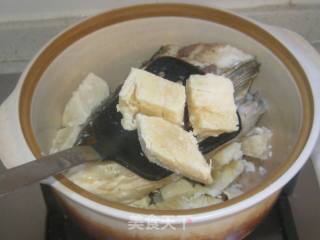 Stewed Silver Carp Head with Frozen Tofu and Bacon recipe