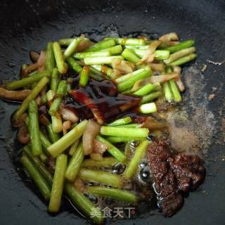 Stir-fried Black Rice Noodles with Garlic Moss recipe