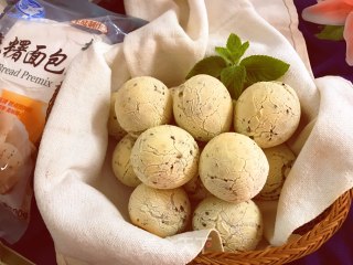 Black Sesame Mochi Bread recipe