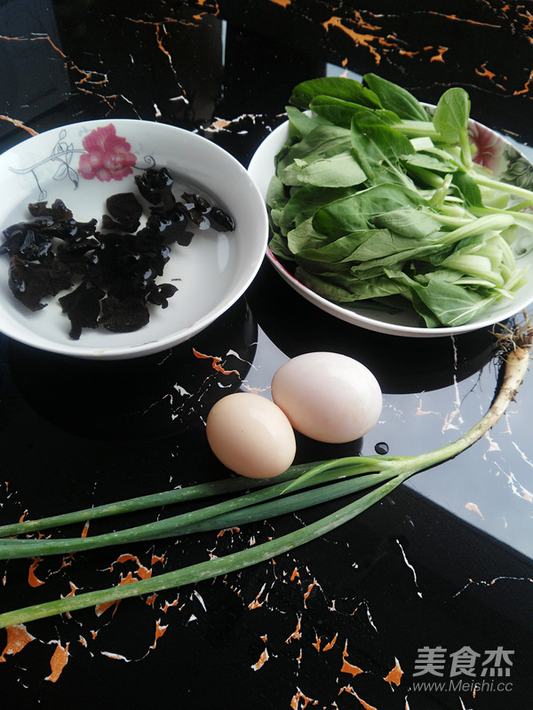 Fungus, Cabbage and Egg Soup recipe