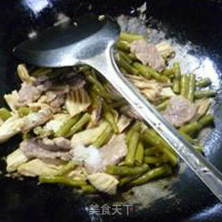 Stir-fried Yuba with Lean Meat and Sour Beans recipe