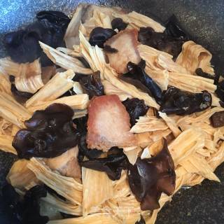 Stewed Pork with Fungus and Yuba recipe