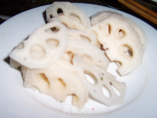 Stir-fried Lotus Root Slices with Sweet and Sour Tiger Skin Pepper recipe