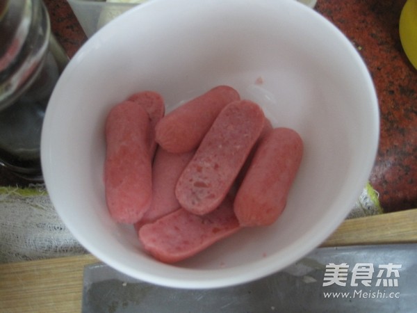 Stir-fried Shredded Lettuce with Small Sausage recipe