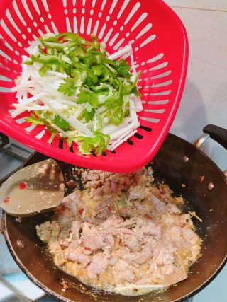 Stir-fried Chicken Large Intestine with Parsley recipe