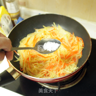 Stir-fried Potato Shreds with Carrots recipe