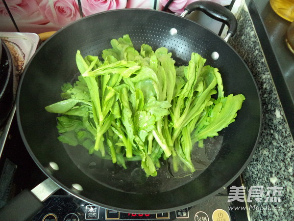 Stir-fried Bean Curd with Garland Chrysanthemum recipe