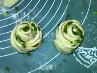 Salt and Pepper Scallion Rose Roll recipe